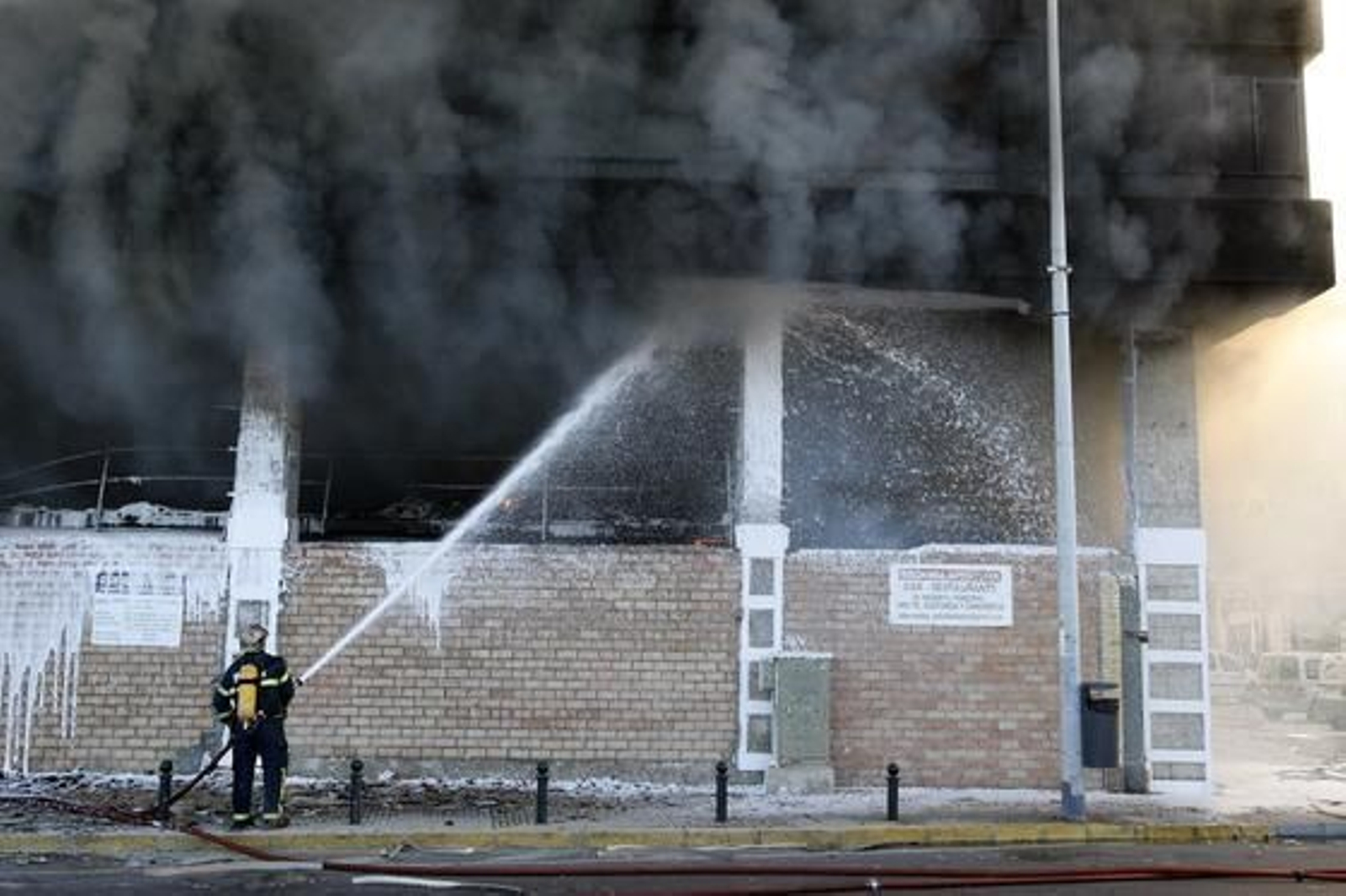 Espectacular incendio en un edificio de la calle Brasil. /José Braza