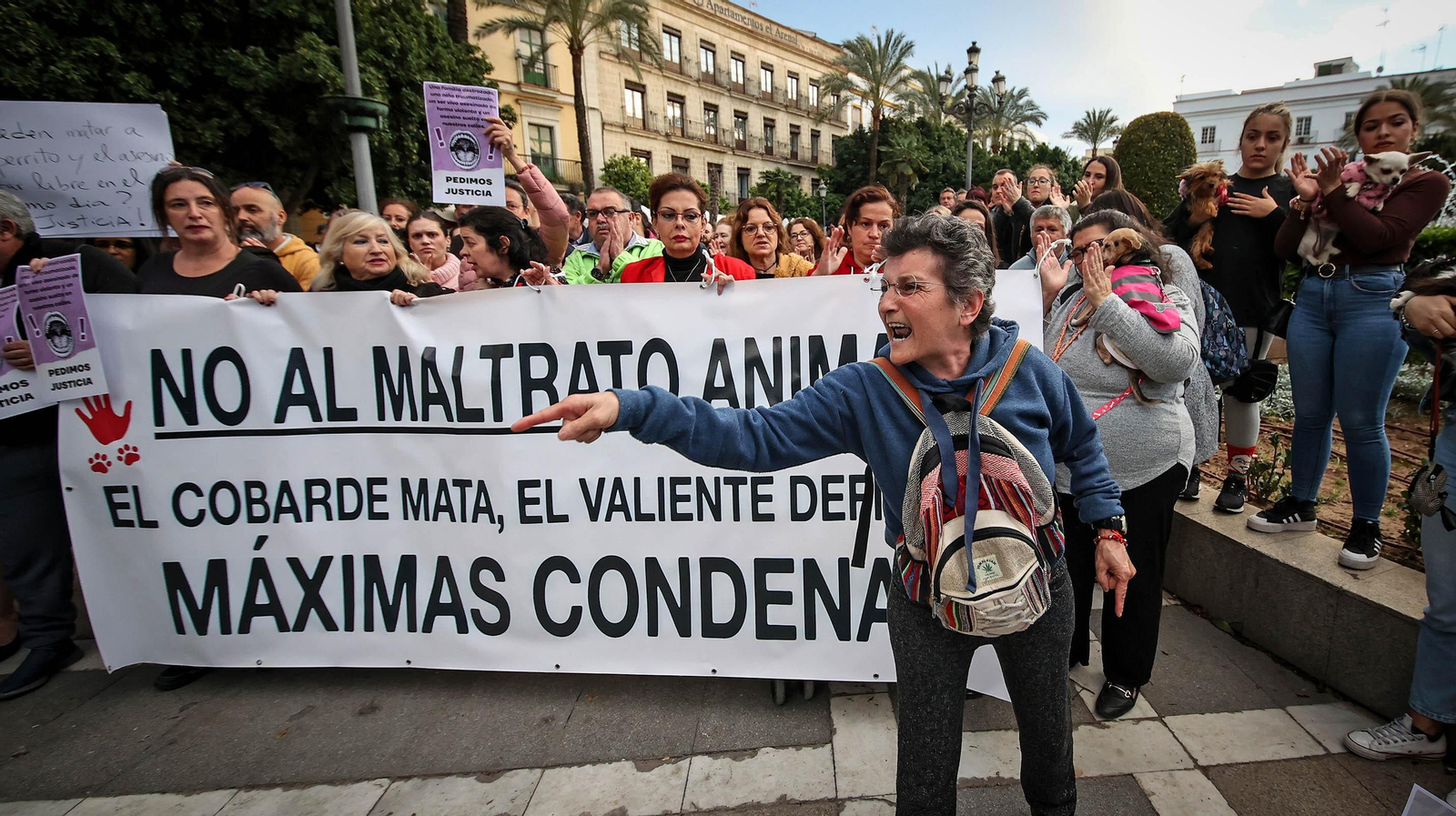 Protestas por el asesinato del perrito 'Oddie' en Jerez