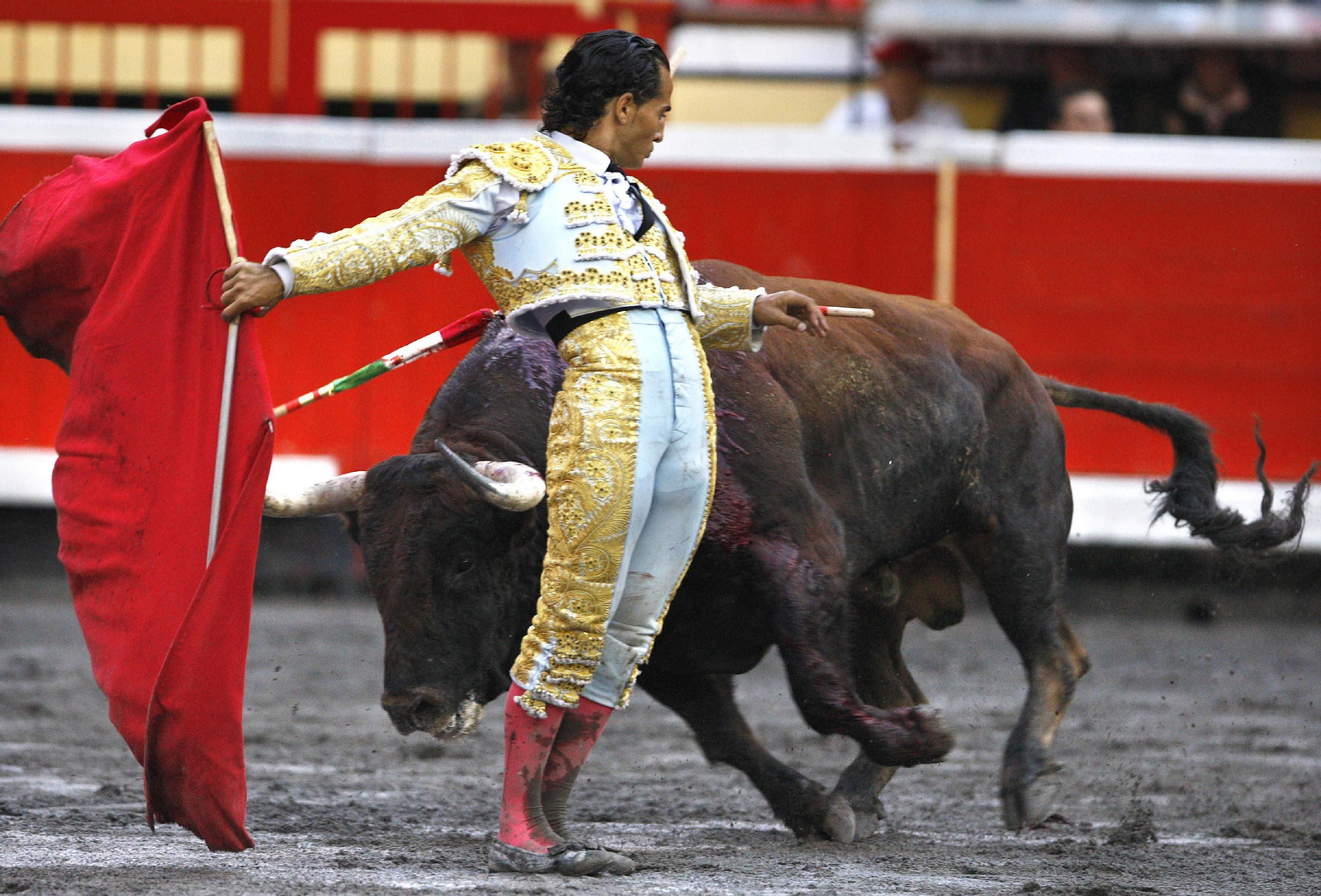 Iván Fandiño, en un muletazo por la espalda.