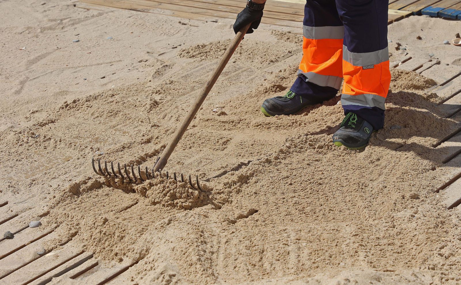 Imágenes de los preparativos para  la temporada de playas en Getares