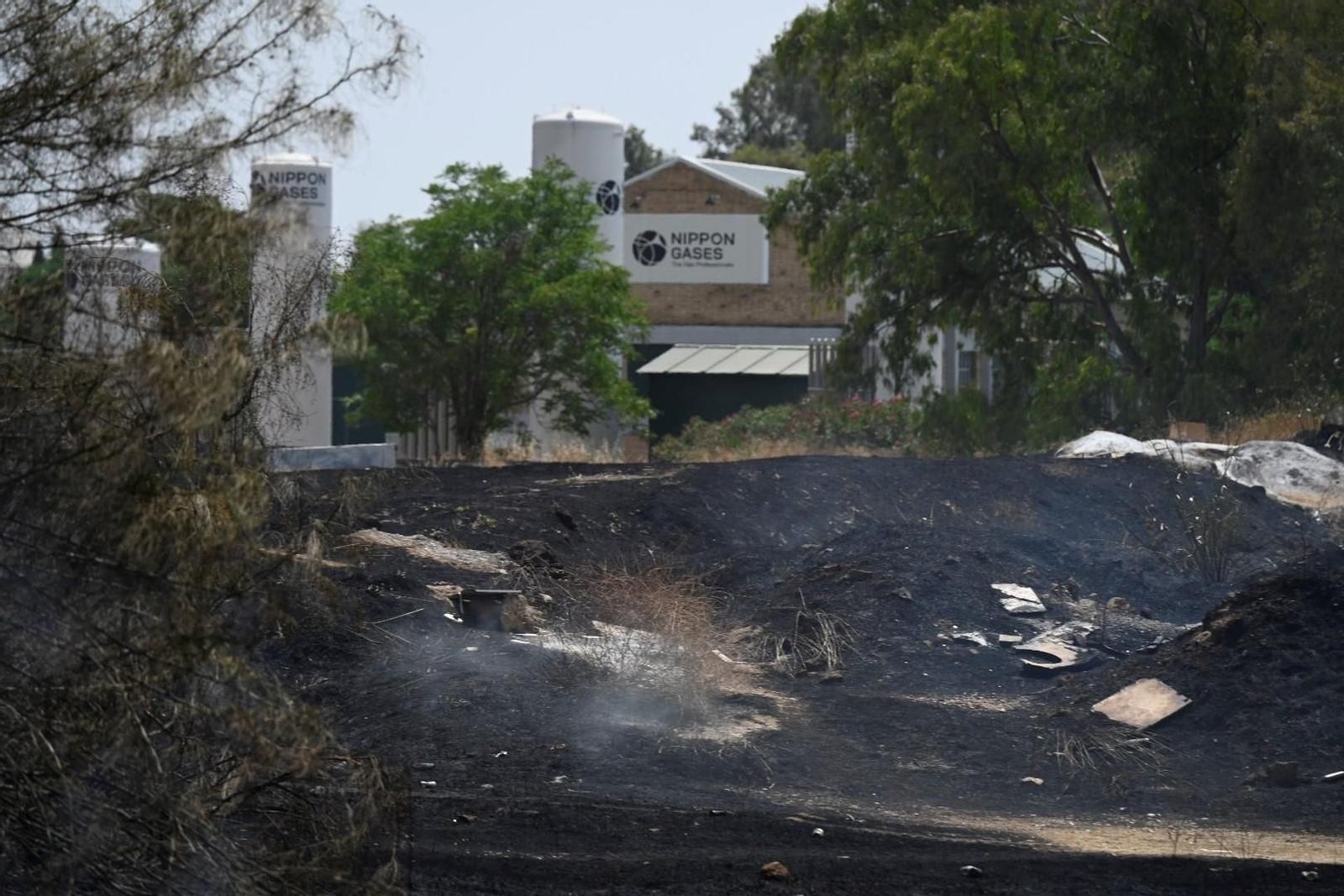 La zona calcinada por el incendio junto a la ronda Oeste, en imágenes