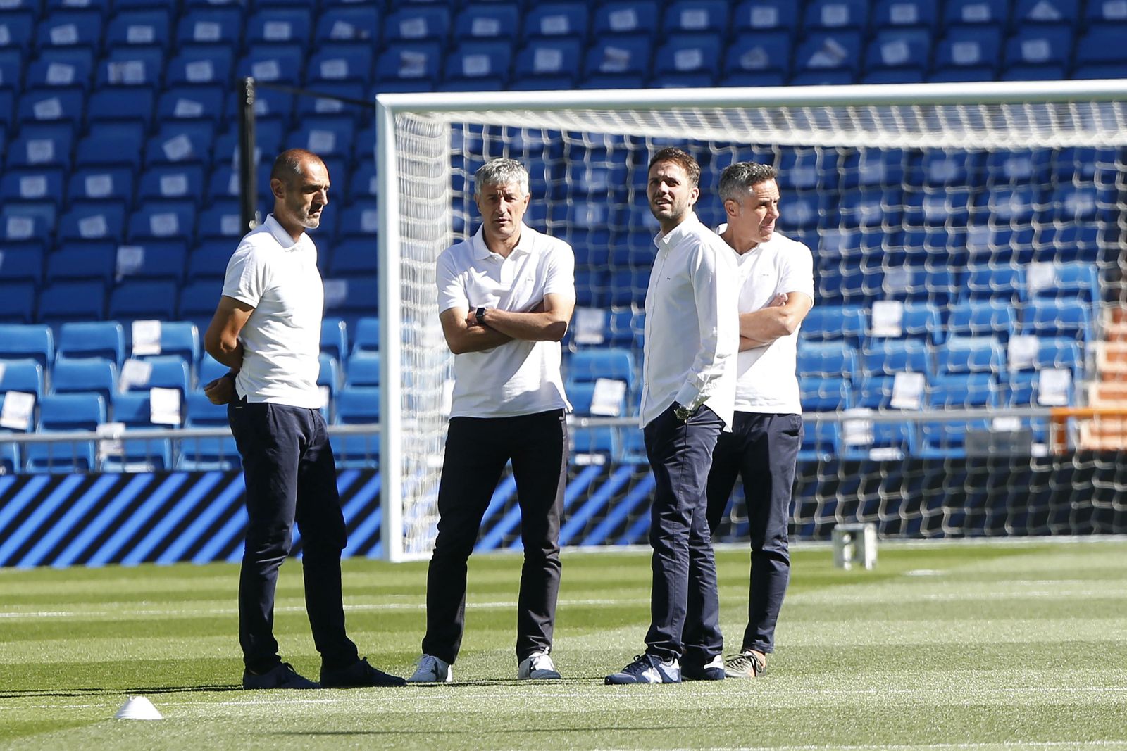 Quique Setién junto a algunos de sus colaboradores en el Bernabéu.