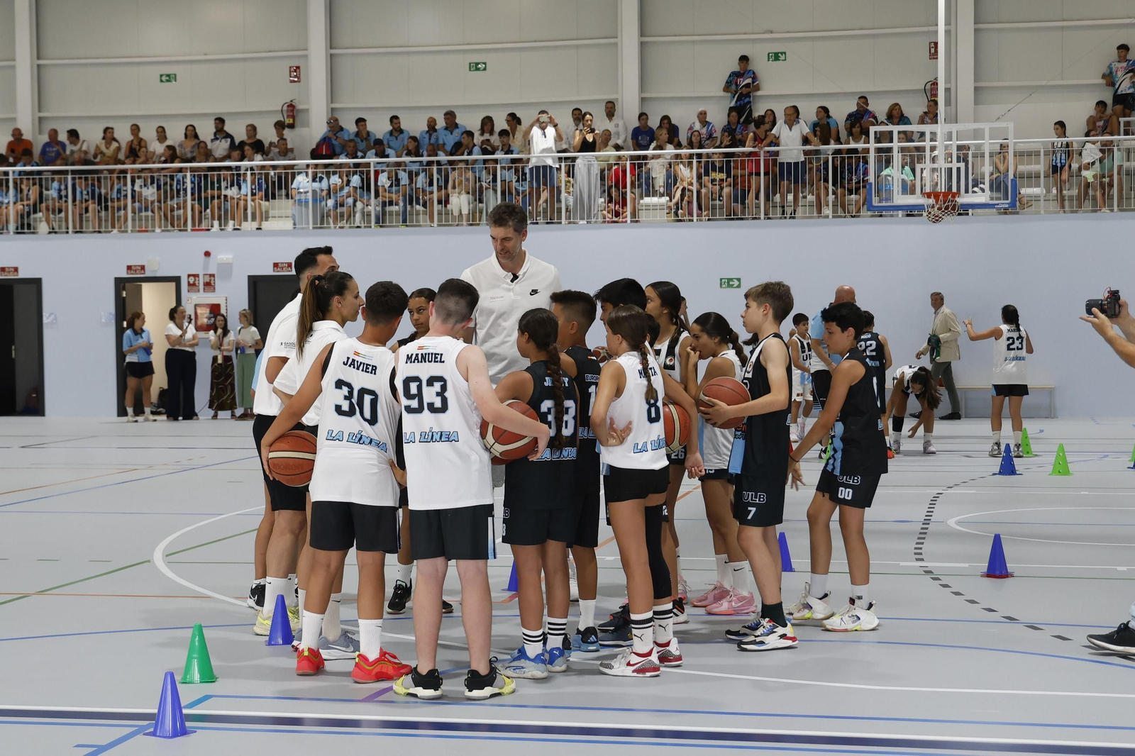 fotos de la inauguración con Pau Gasol del nuevo pabellón deportivo de Punto Ribot en La Línea