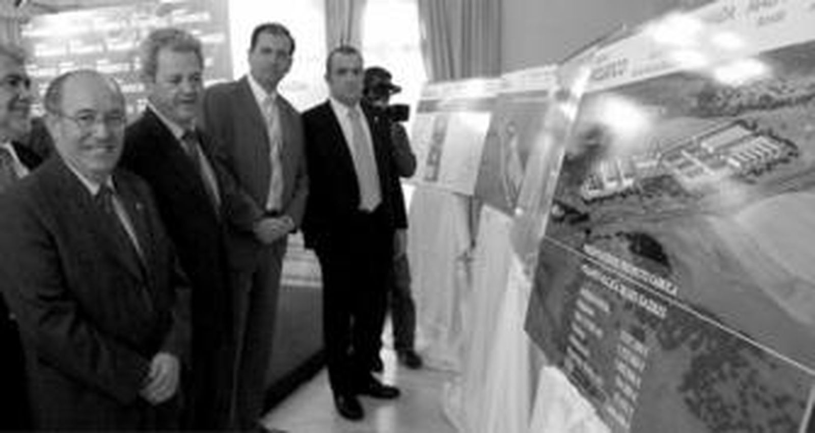 Juan Polanco (derecha), Francisco Vallejo  Vallejo y Arsenio Cordero  repasan los paneles informativos de la futura factoría.