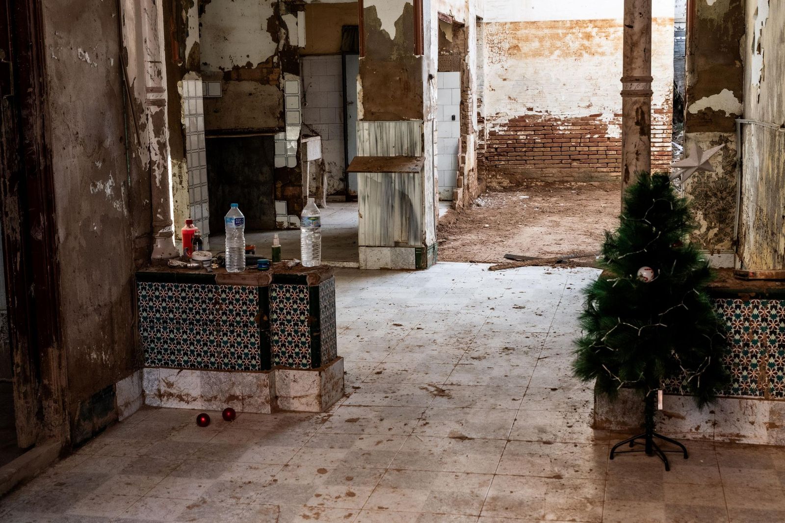 Lugar preparado por una familia para la comida de Navidad.