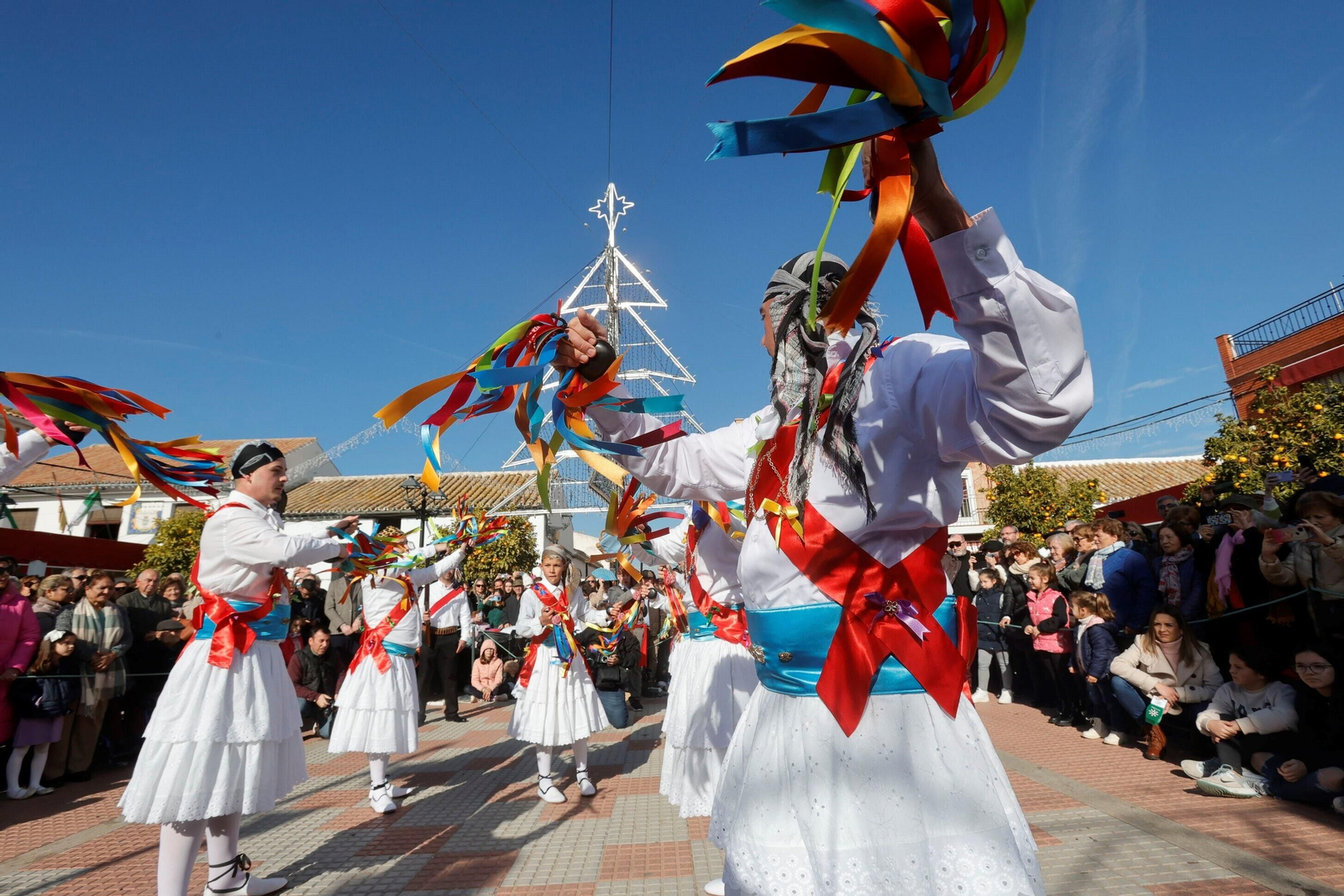 La Danza de los Locos y el Baile del Oso de Fuente Carreteros, en imágenes