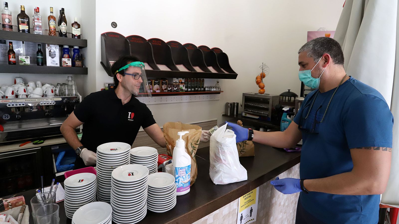 Pedidos para llevar en un restaurante de la capital onubense.