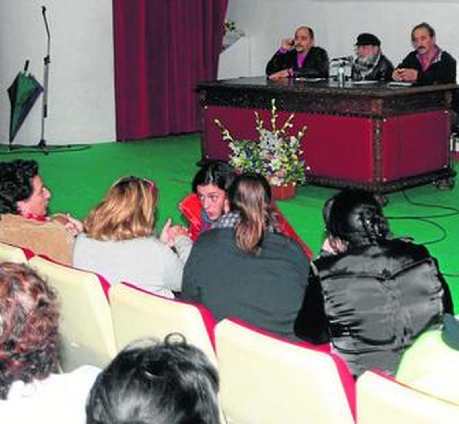 Instantánea de la asamblea de trabajadores municipales celebrada ayer en la Casa de la Cultura.