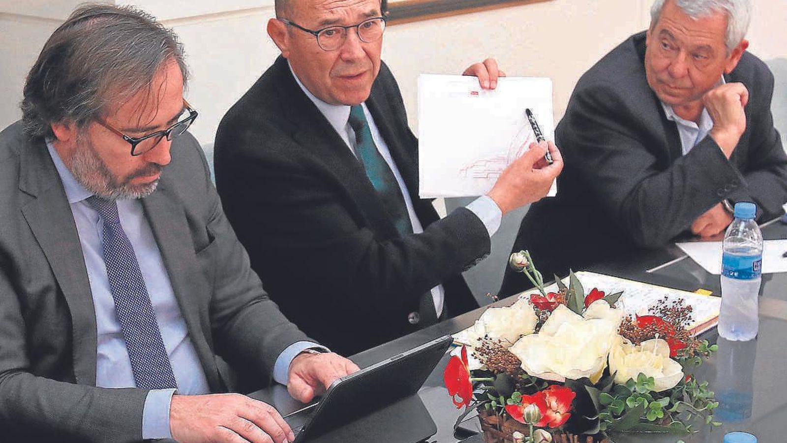 Francisco Ferraro, en el centro, muestra una gráfica durante la reunión del panel de economistas.