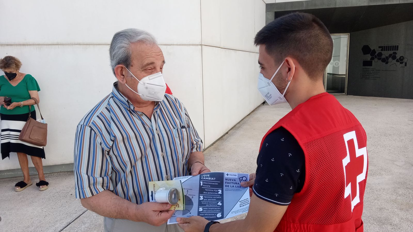 Campaña informativa a mayores sobre las nuevas tarifas de luz.