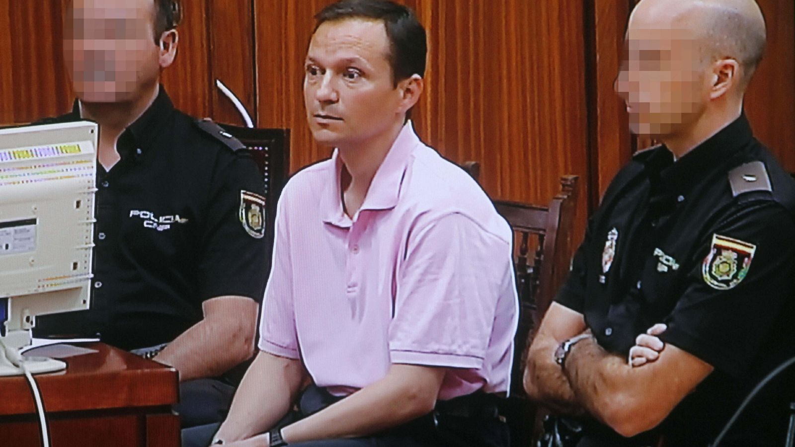 Bretón, escoltado por dos policías durante el juicio. Bretón, escoltado por dos policías durante el juicio.