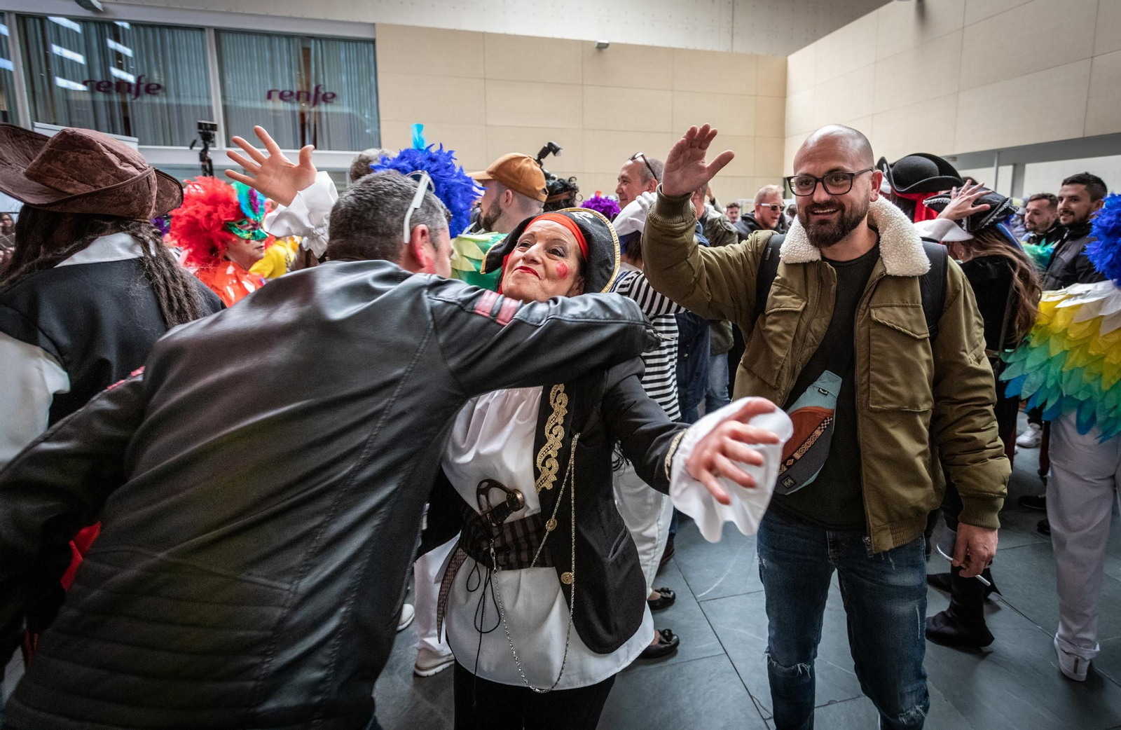 La chirigota de la Casa de Andalucía en Zaragoza recibe a los carnavaleros gaditanos en la estación de renfe