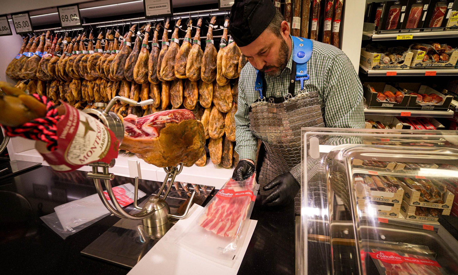 Del campo a la mesa, así son los jamones de Montesierra que vende Mercadona