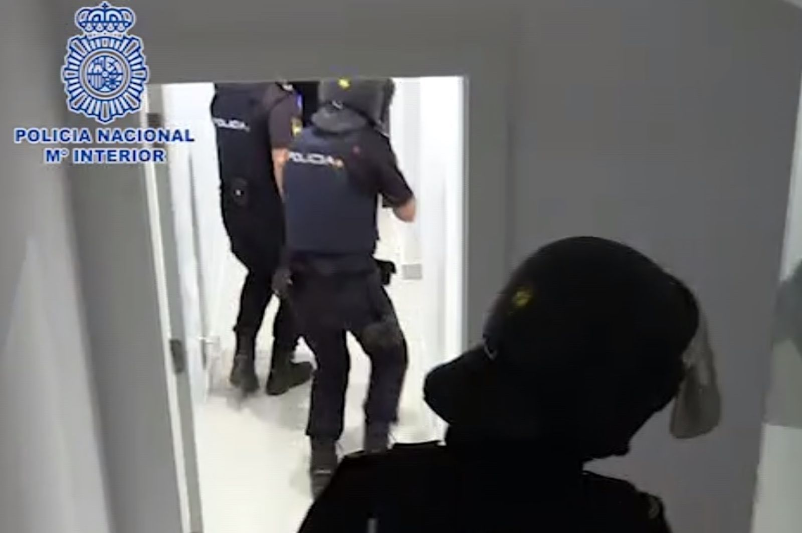 Policías nacionales en un momento de la operación