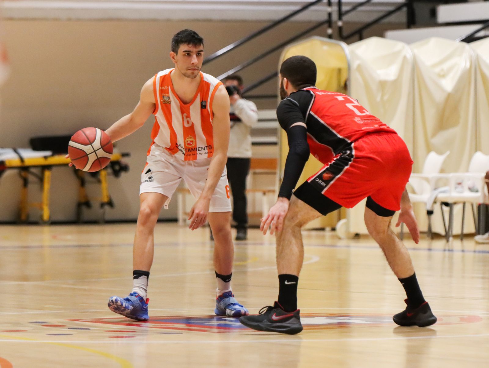 El base Pablo Marín bota el balón durante el partido.