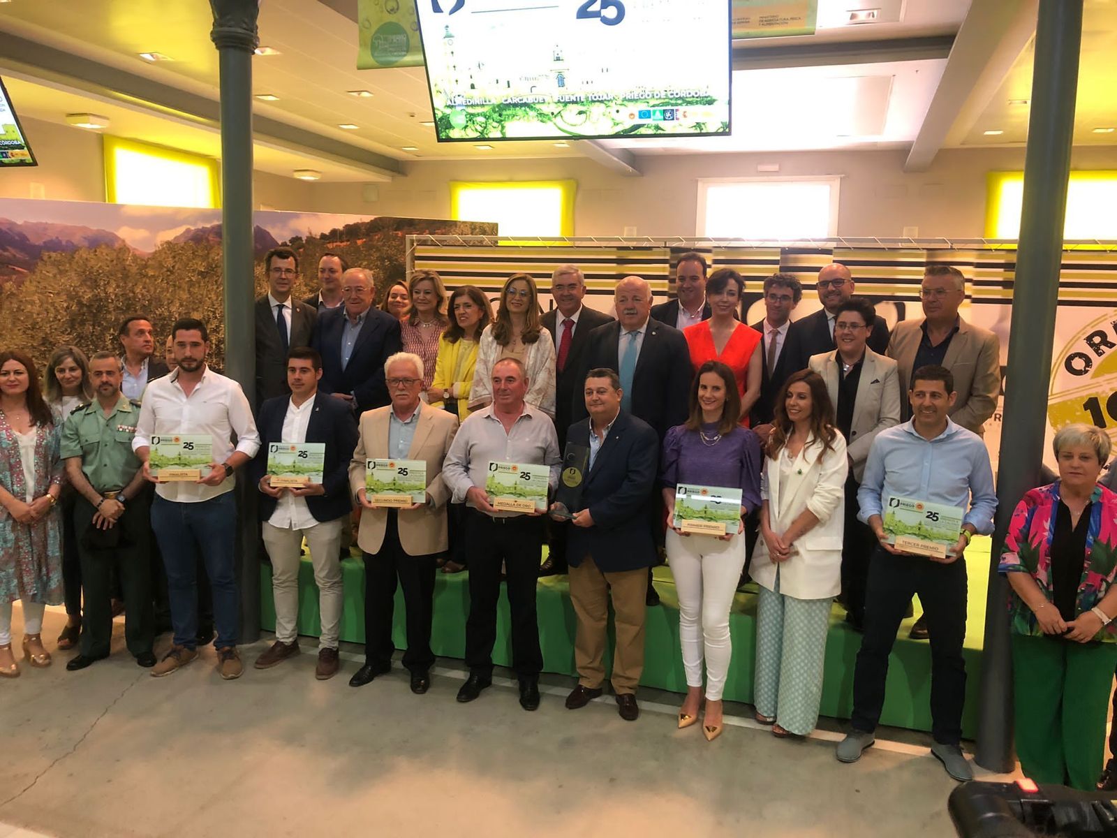 Foto de familia de los galardonados con representantes institucionales.