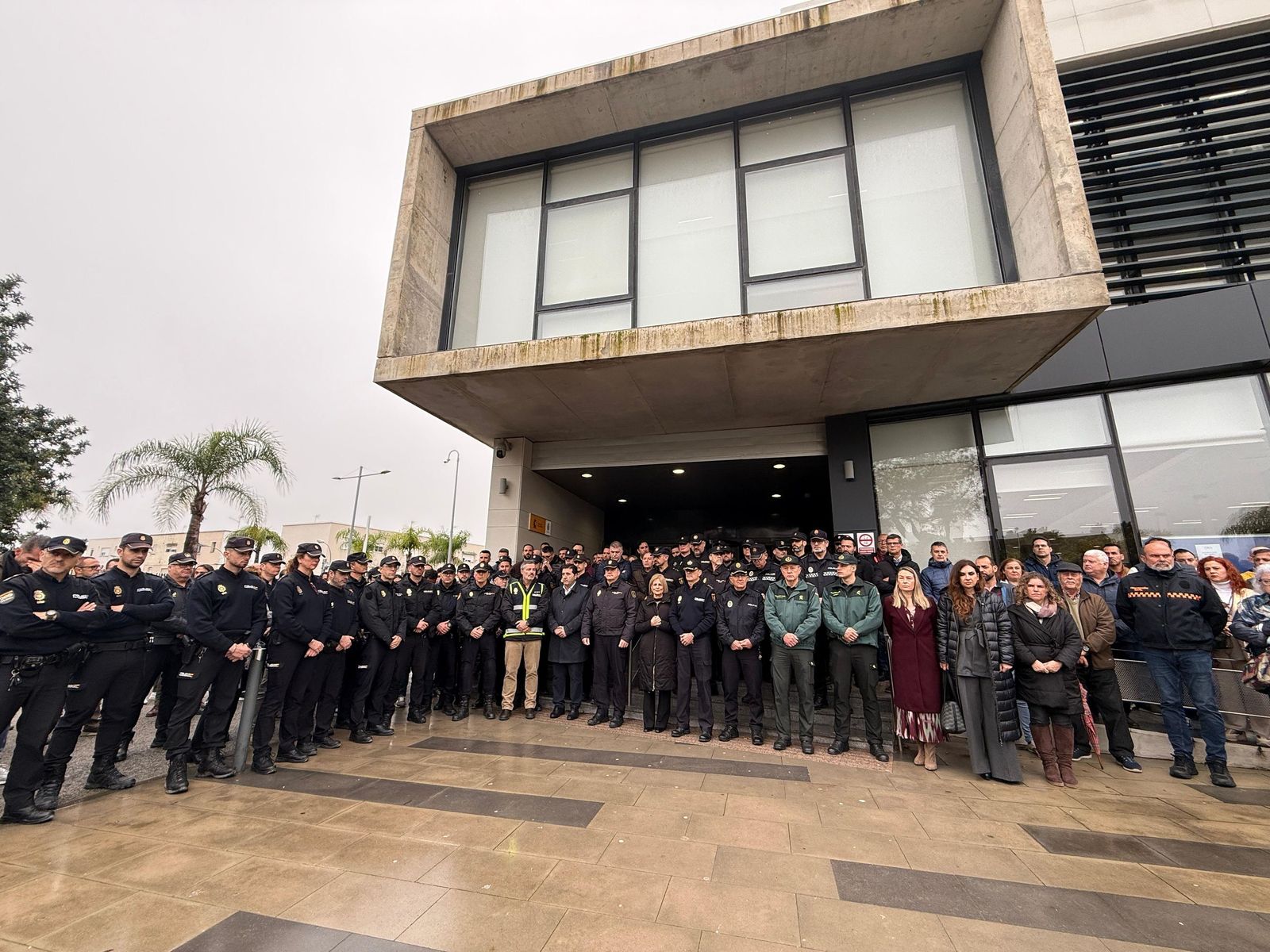 Minuto de silencio en la Comisaría de la Policía Nacional de Jerez en memoria de Carmen.