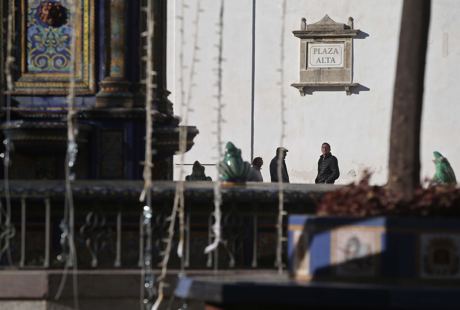 Montaje del alumbrado de Navidad en Algeciras en 2023.