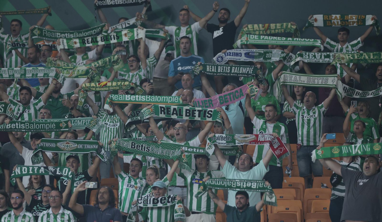 Búscate en las fotos del Betis - Nottingham Forest