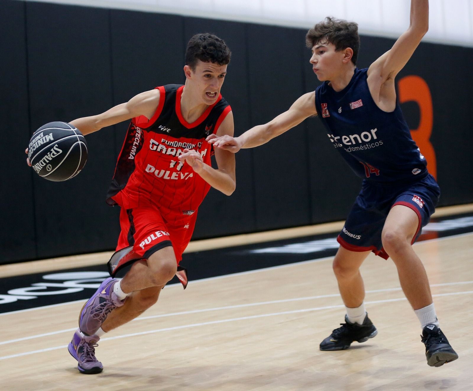 El jugador del Fundación CB Granada Cristian Ortiz en el duelo ante Obradoiro.