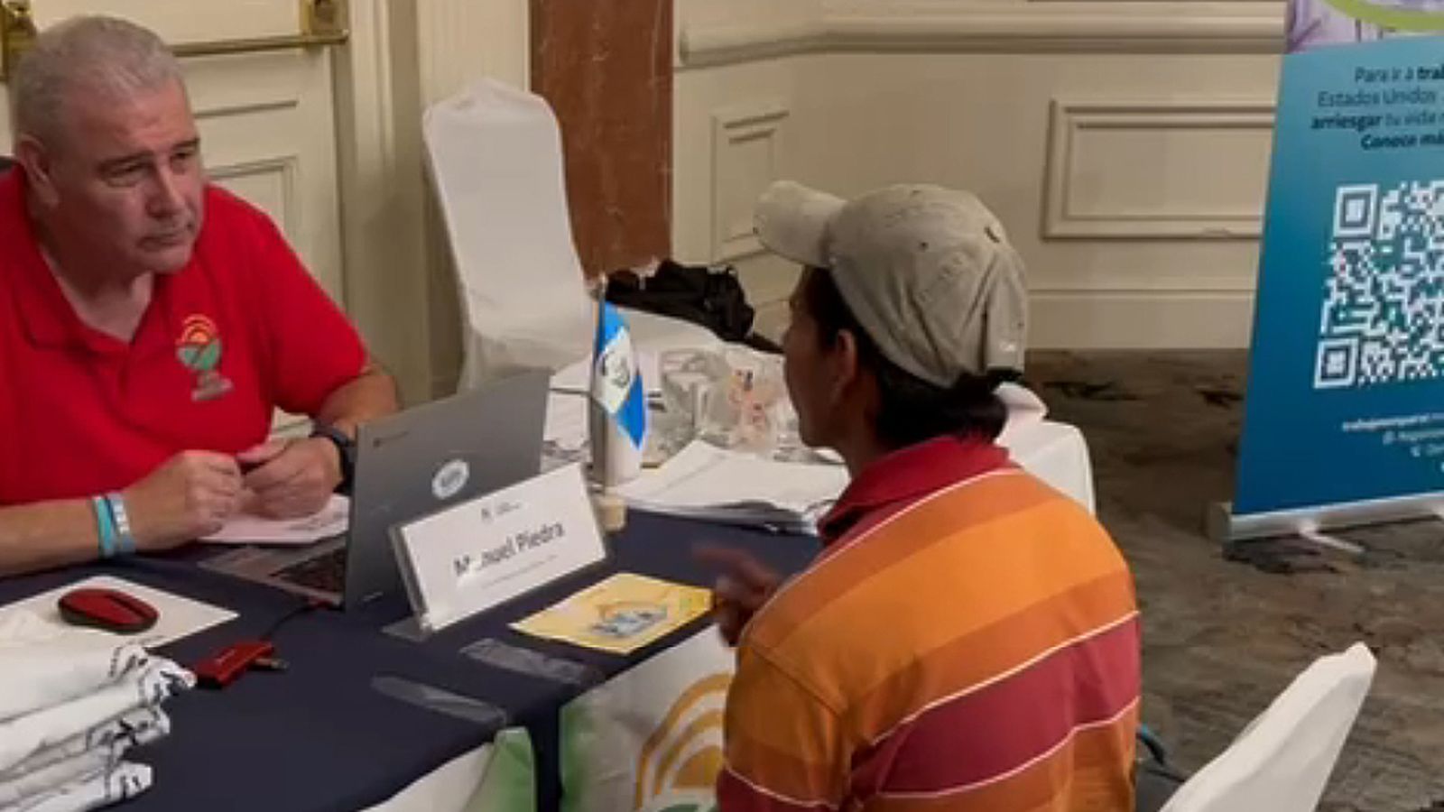 Manuel Piedra entrevistando a jornaleros guatemaltecos para el programa Gecco