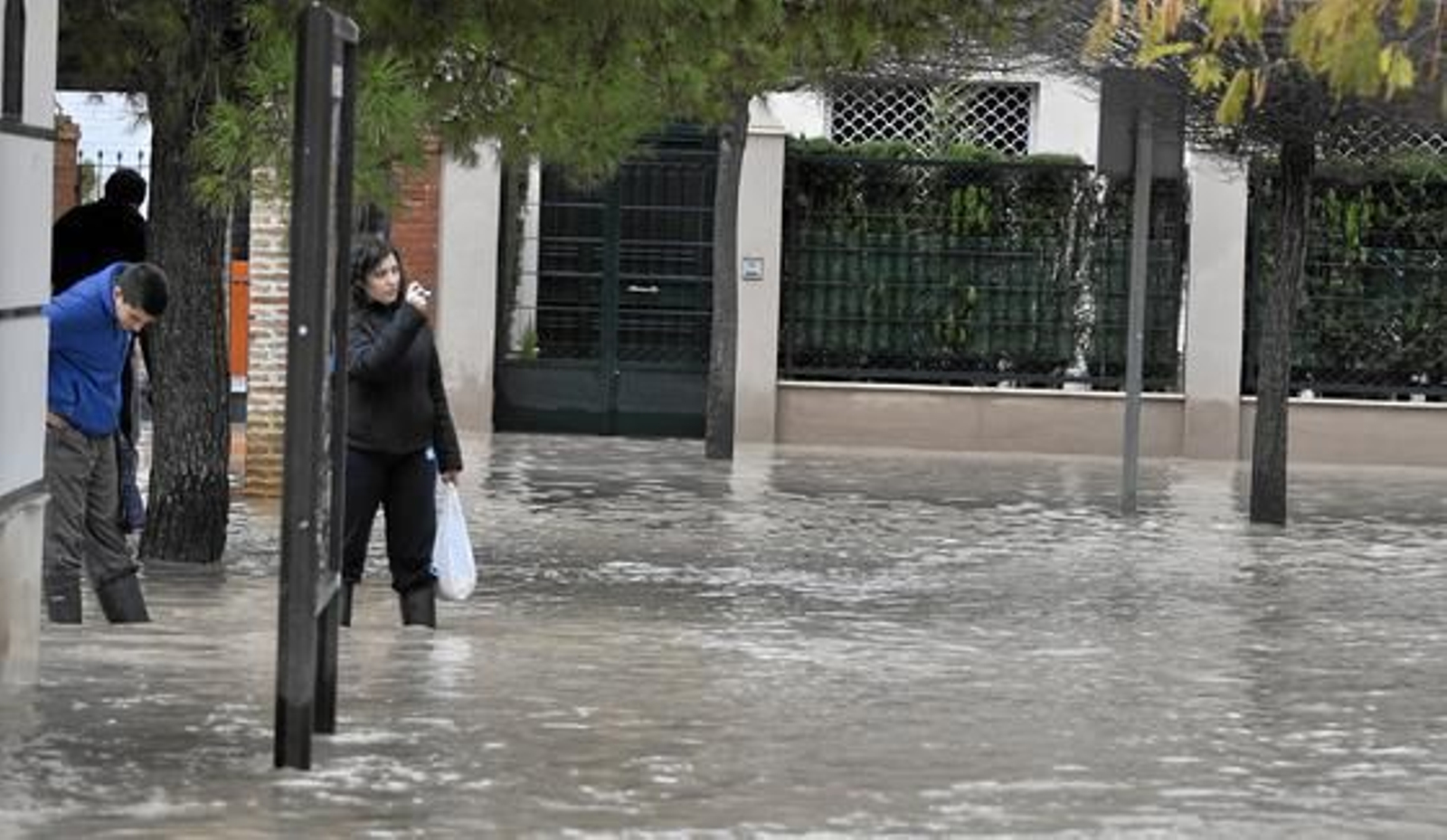 Los vecinos observan sorprendidos las consecuencias de las lluvias. 

Foto: Manuel Gómez
