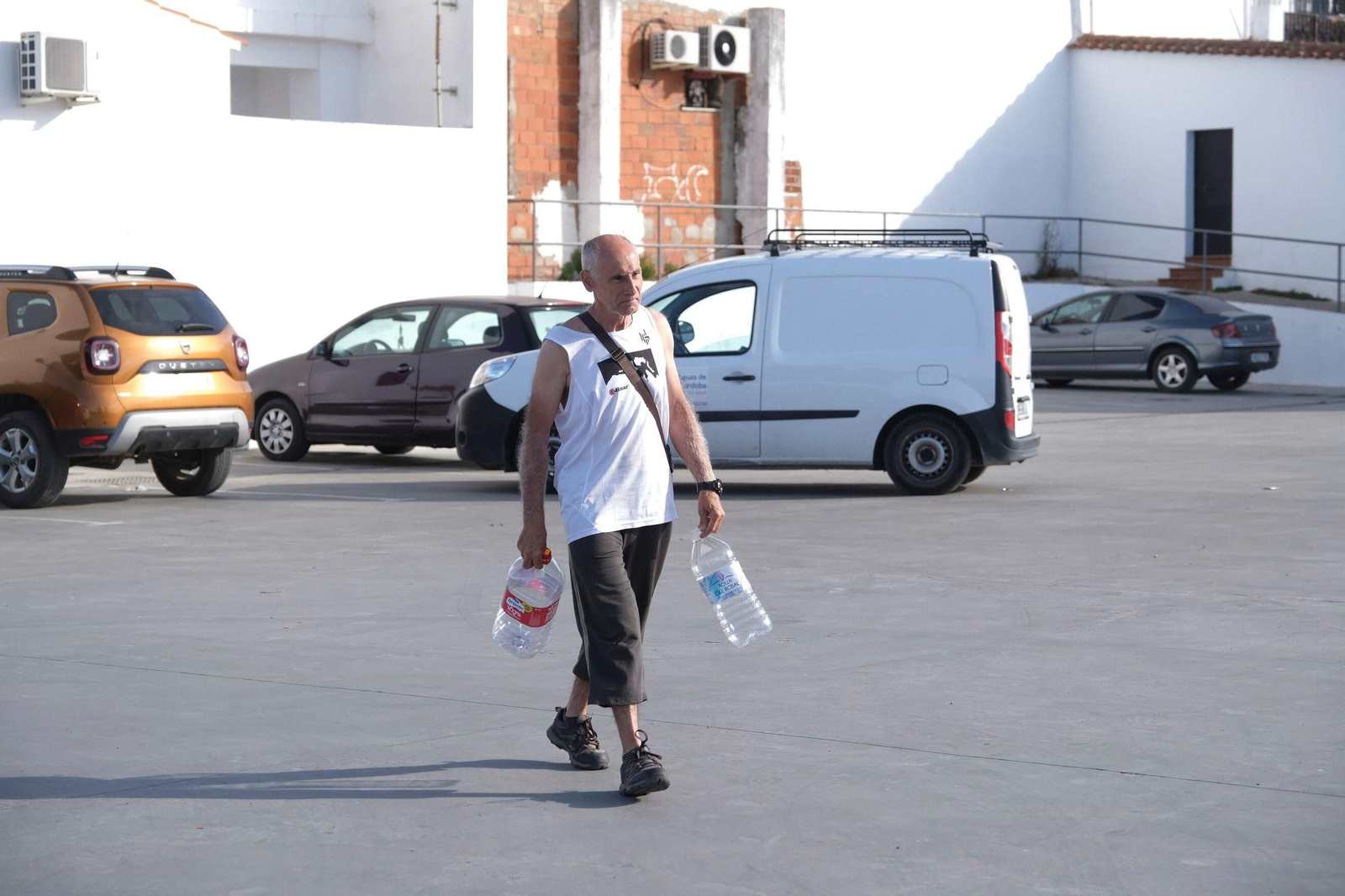 El reparto de agua potable en Espiel, en imágenes