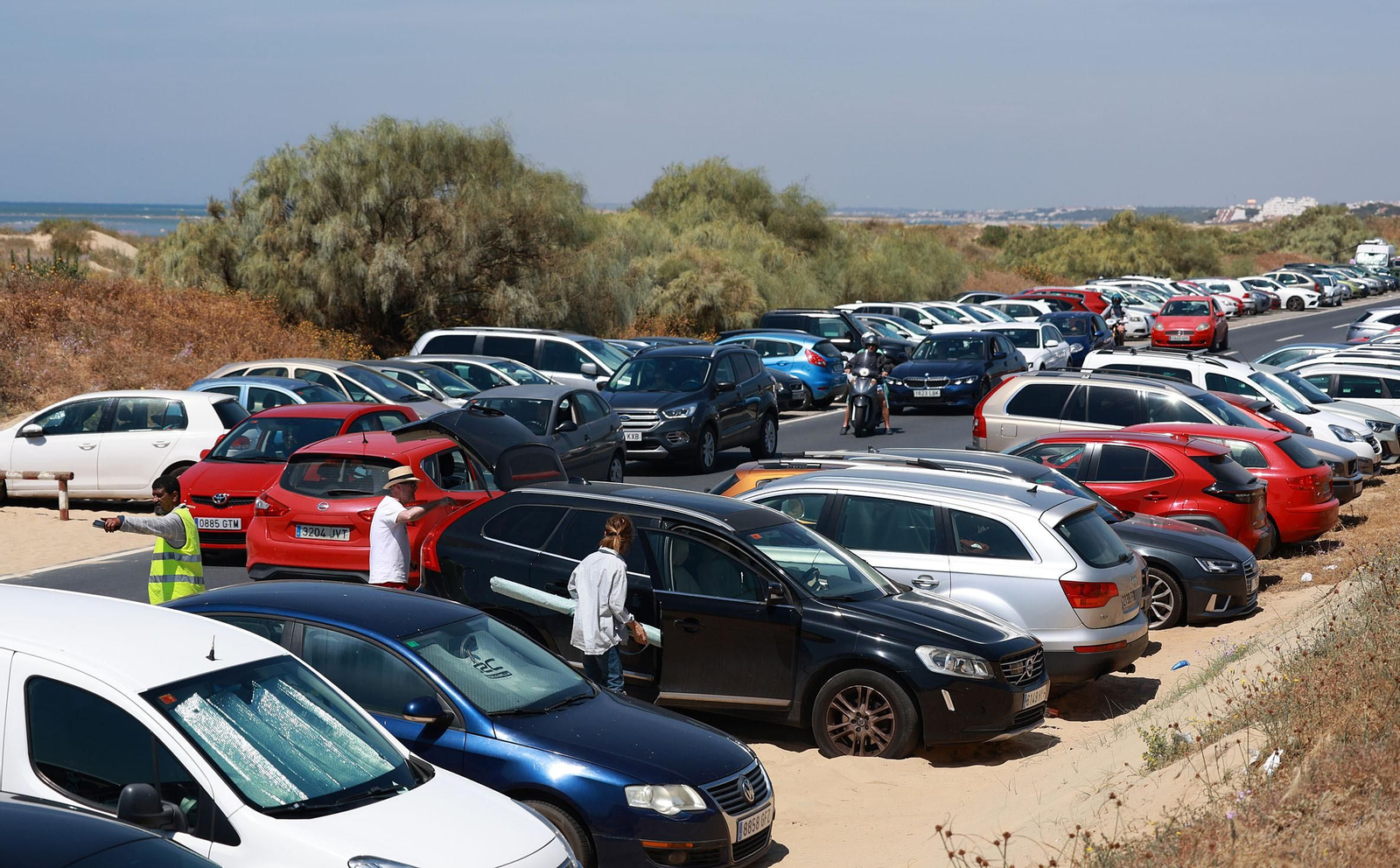 Imágenes del ambiente en las playas de Punta Umbría y La Bota en la mañana del domingo