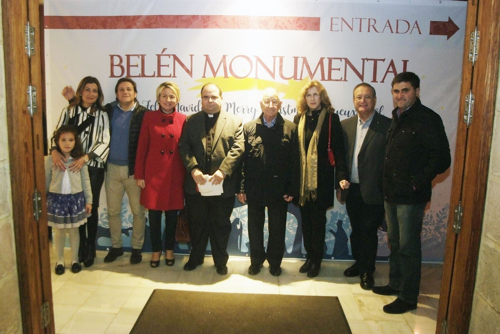 1. Autoridades y párroco posando para una fotografía de familia durante el acto de inauguración celebrad en la tarde noche del pasado lunes. 2. Bendición del Belén a cargo del párroco Antonio de Mata Cañizares. 3. Una de las novedades es esta plaza con puestos de artesanía. 4. Francisco Sánchez y su madre María de los Ángeles ' son dos de los artífices del Belén. 5. El Faro de Roquetas de Mar. 6. Uno de los sinuosos senderos que conforman la instalación.