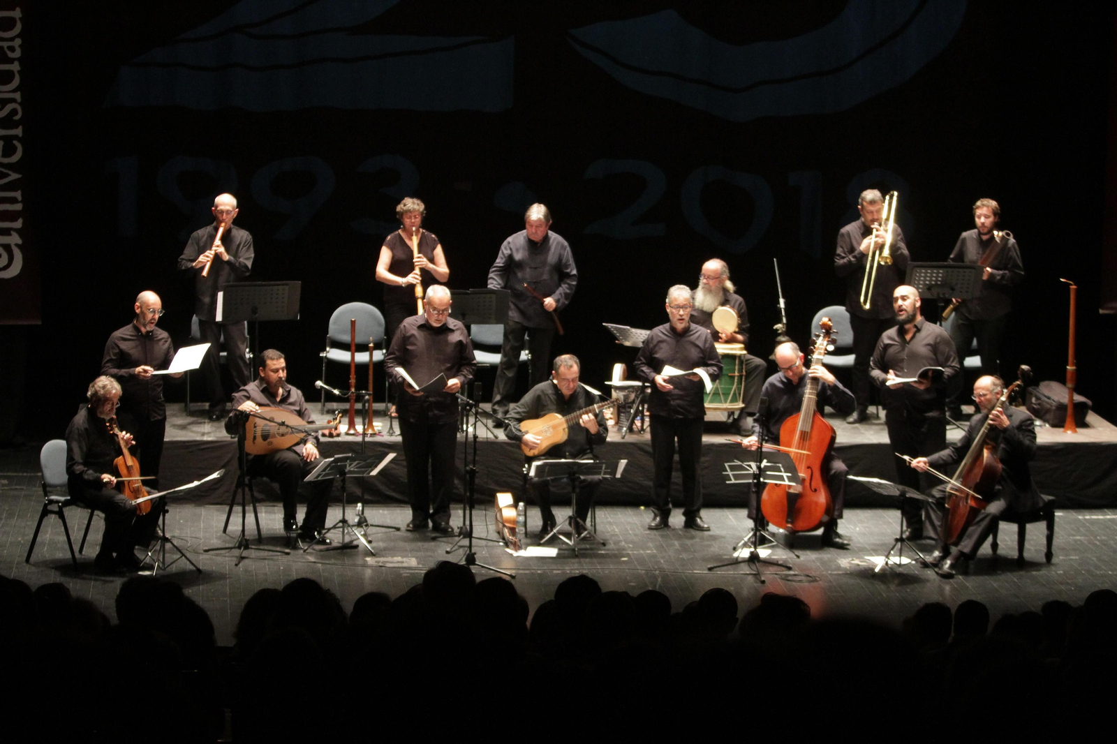 Los músicos encabezados por Jordi Savall, en el escenario del Auditorio de la Casa Colón, abarrotado de público.