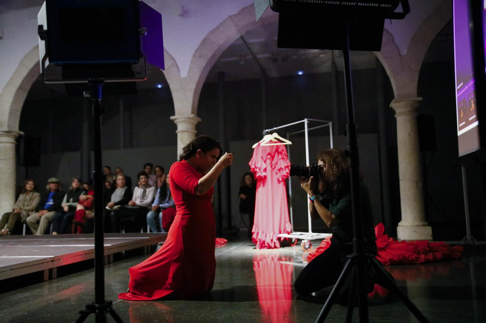 El Centro Andaluz de la Fotografía de Almería presenta el calendario 2025 con la actuación de la bailaora María Moreno, en imágenes