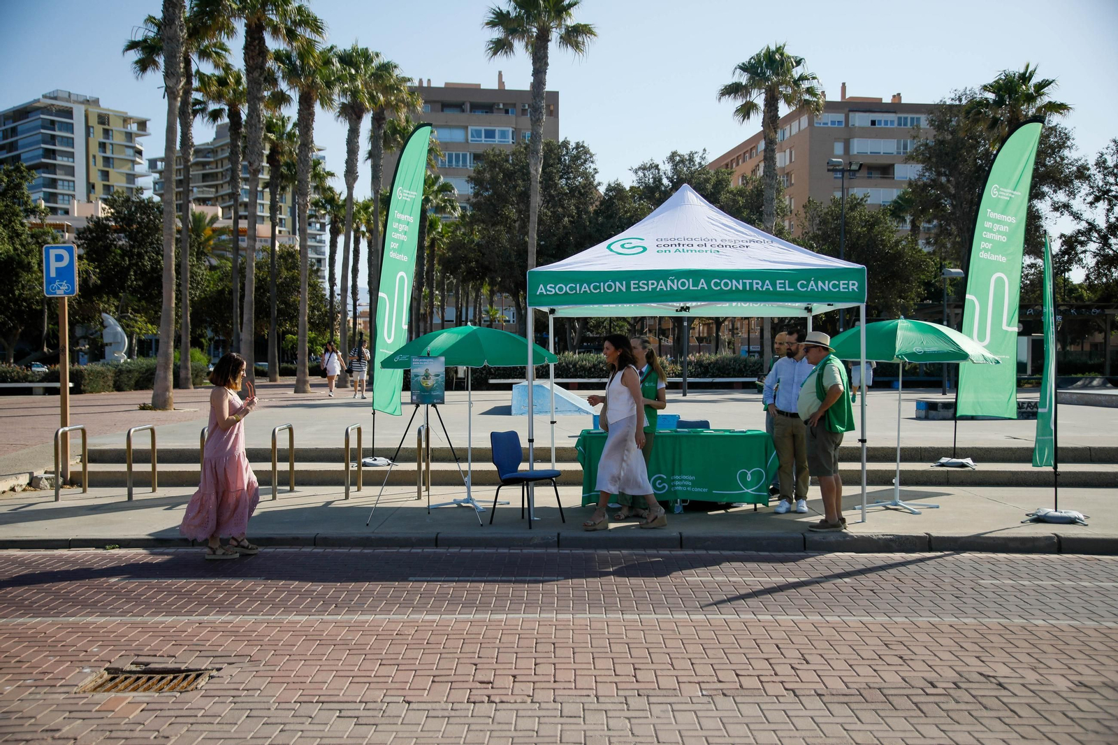 Las imágenes de la carpa informativa sobre prevención del cáncer de piel en Almería