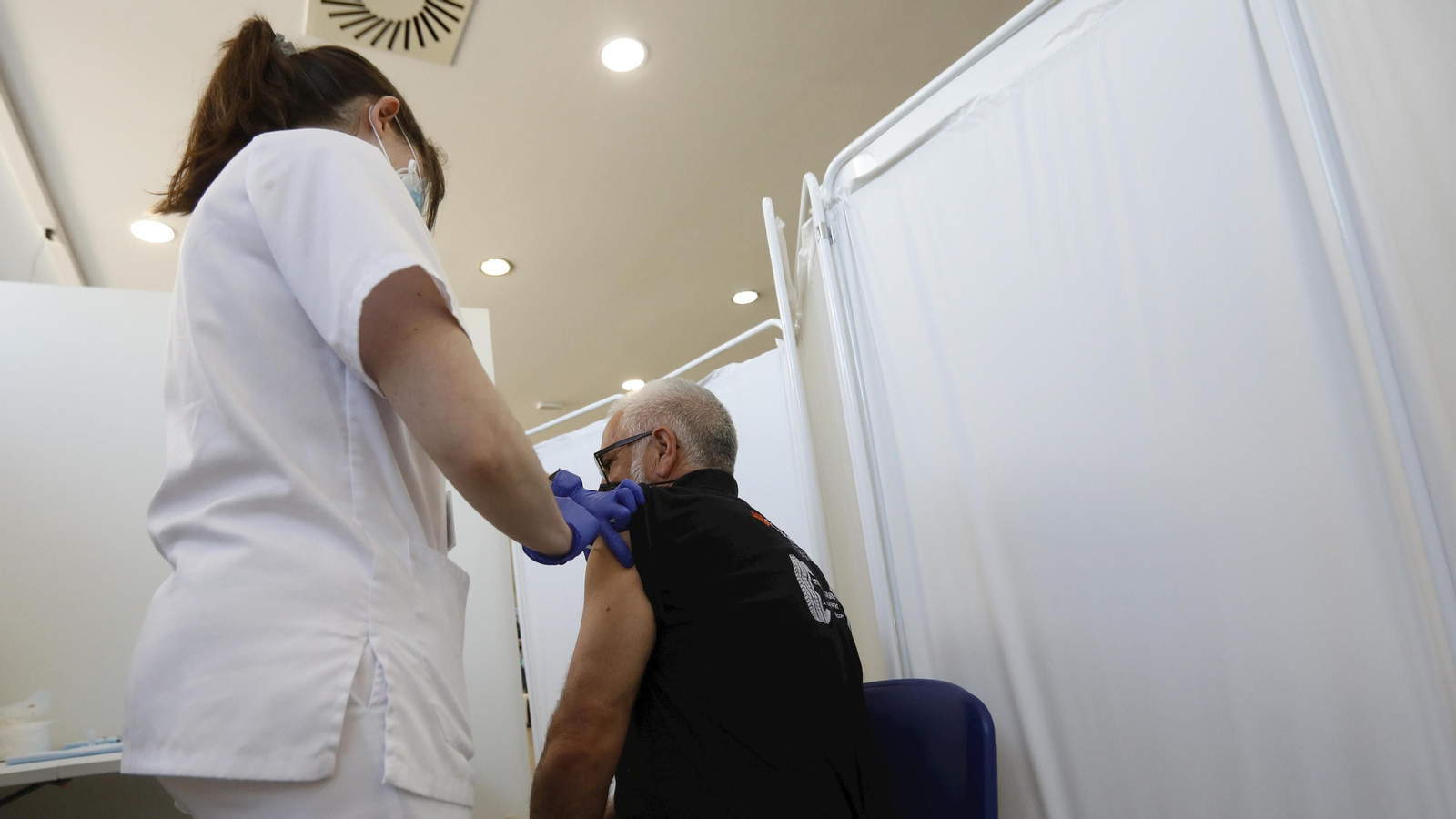 Un hombre es vacunado contra el coronavirus en el Palacio de Congresos de La Línea.