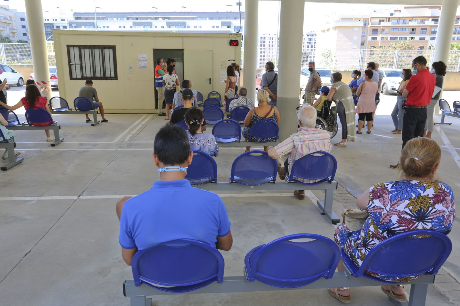 Personas esperando para vacunarse en el centro de salud de Santa Inés-Teatinos.