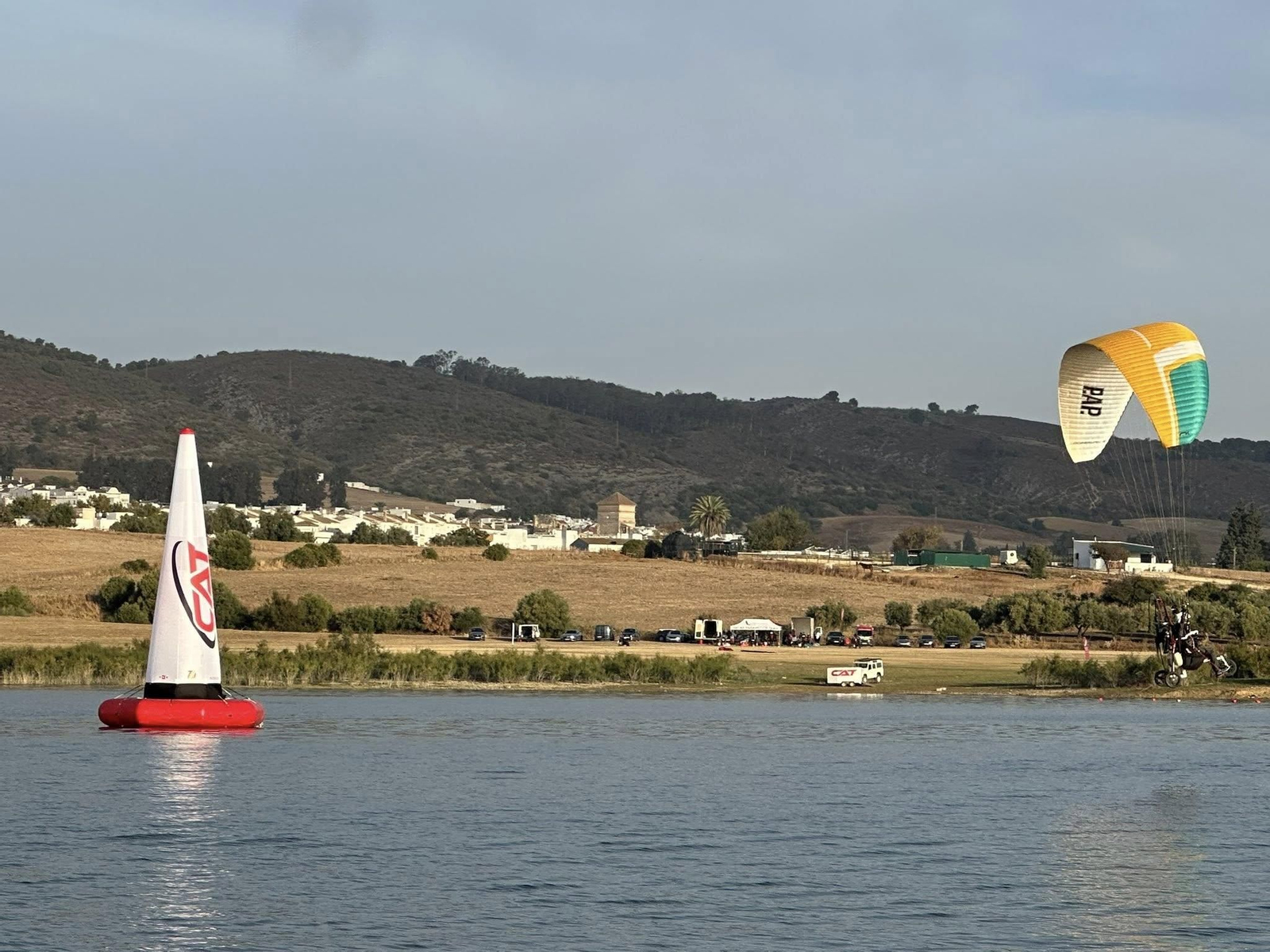 Ramón Morillas, uno de los pilotos de paramotor entrenando en el lago de Bornos