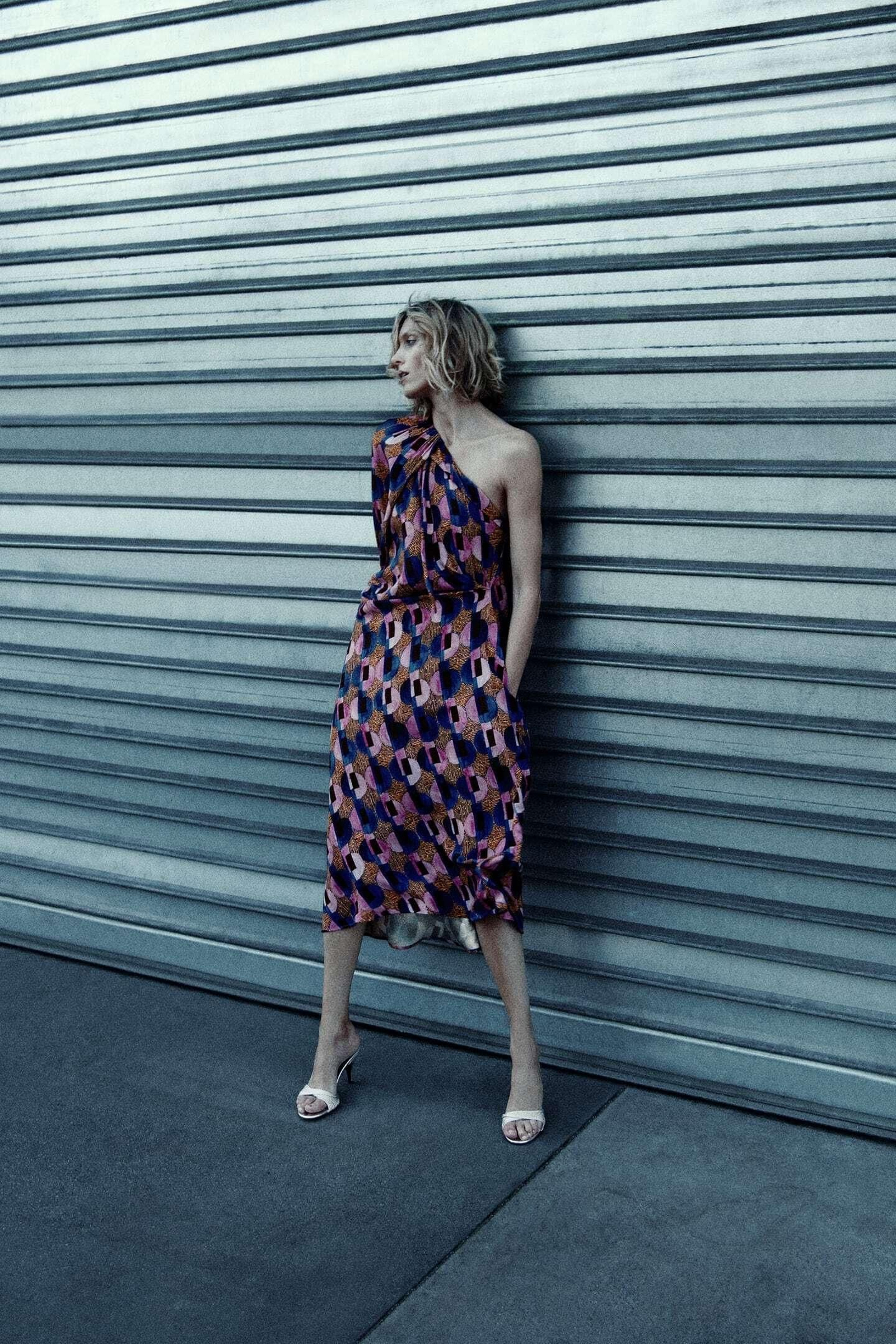 Vestido asimétrico de edición limitada de Zara. Vestido asimétrico de edición limitada de Zara.