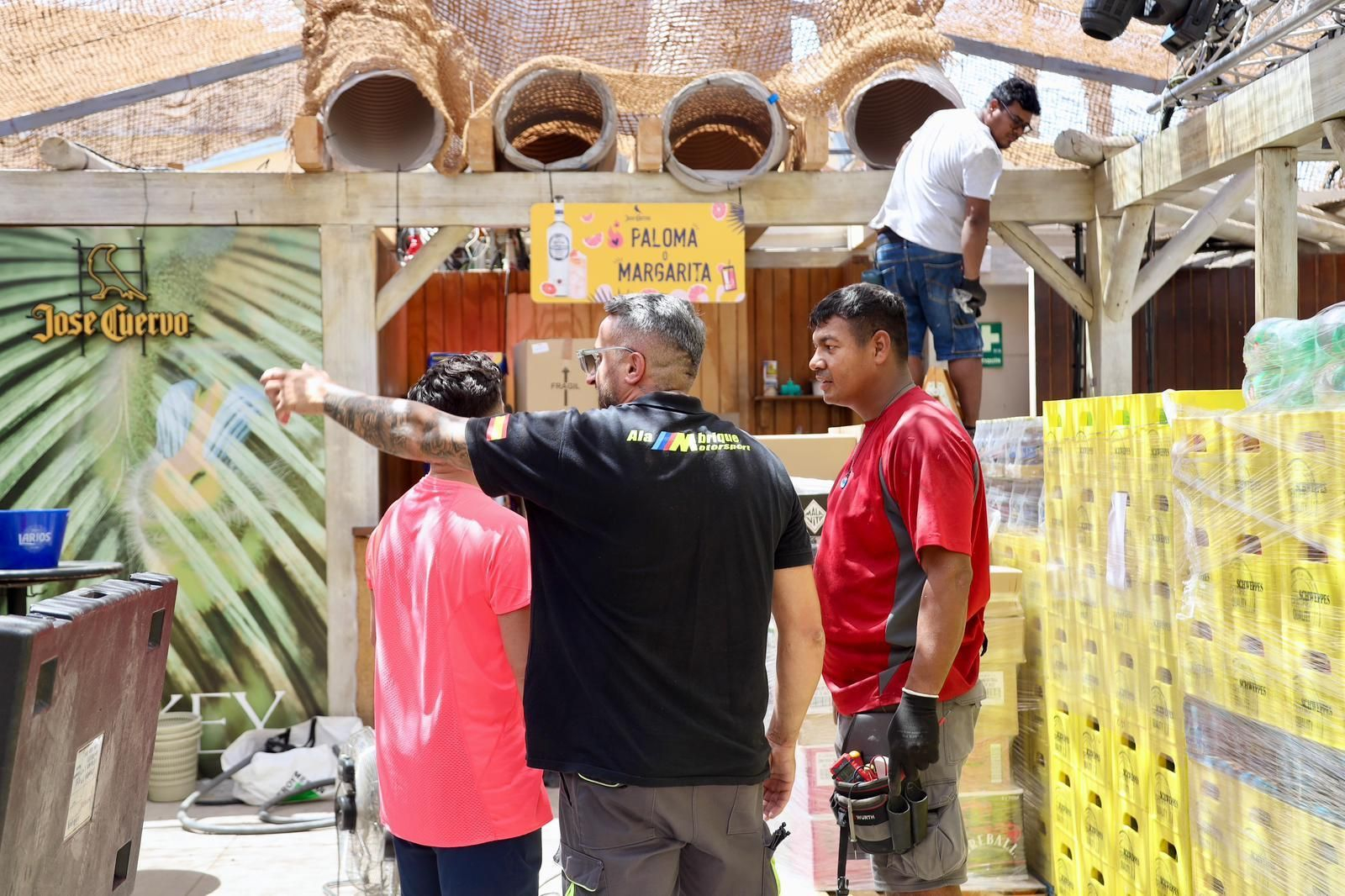 Los últimos preparativos para la Feria de Málaga, en imágenes.
