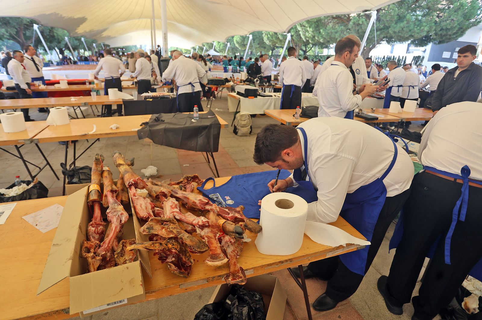 Huelva consigue el récord Guinness con el plato de jamón más grande del mundo, en imágenes