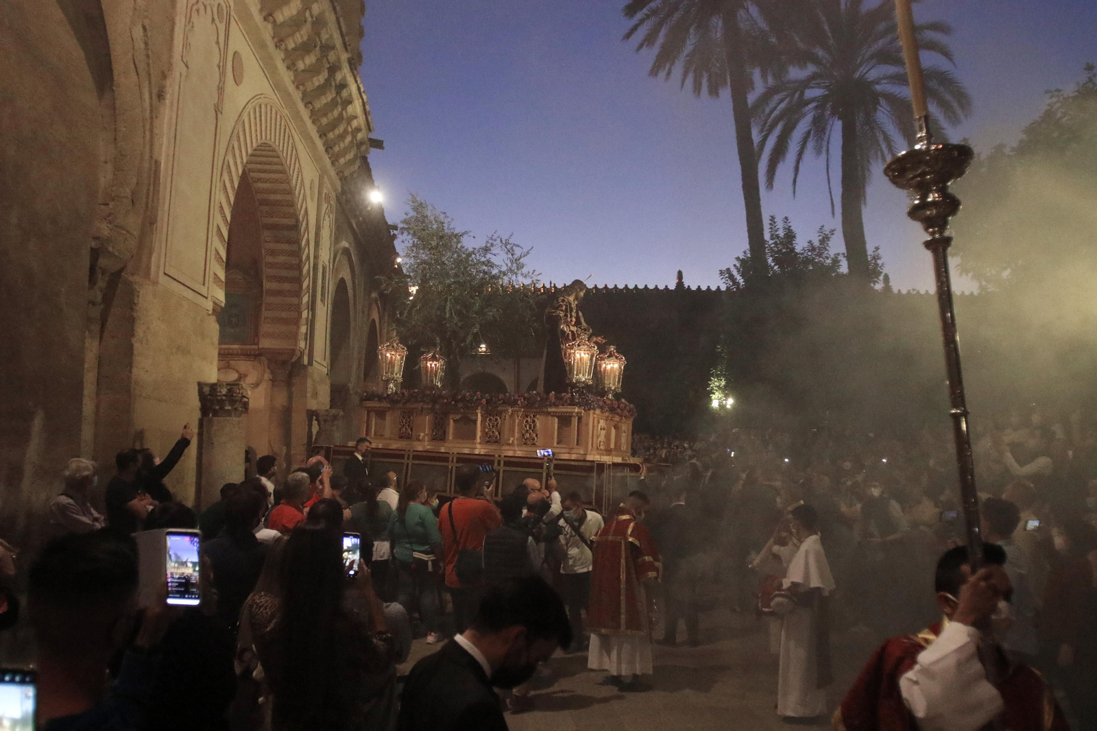 La salida extraordinaria del Señor de la Salud de Córdoba, en imágenes