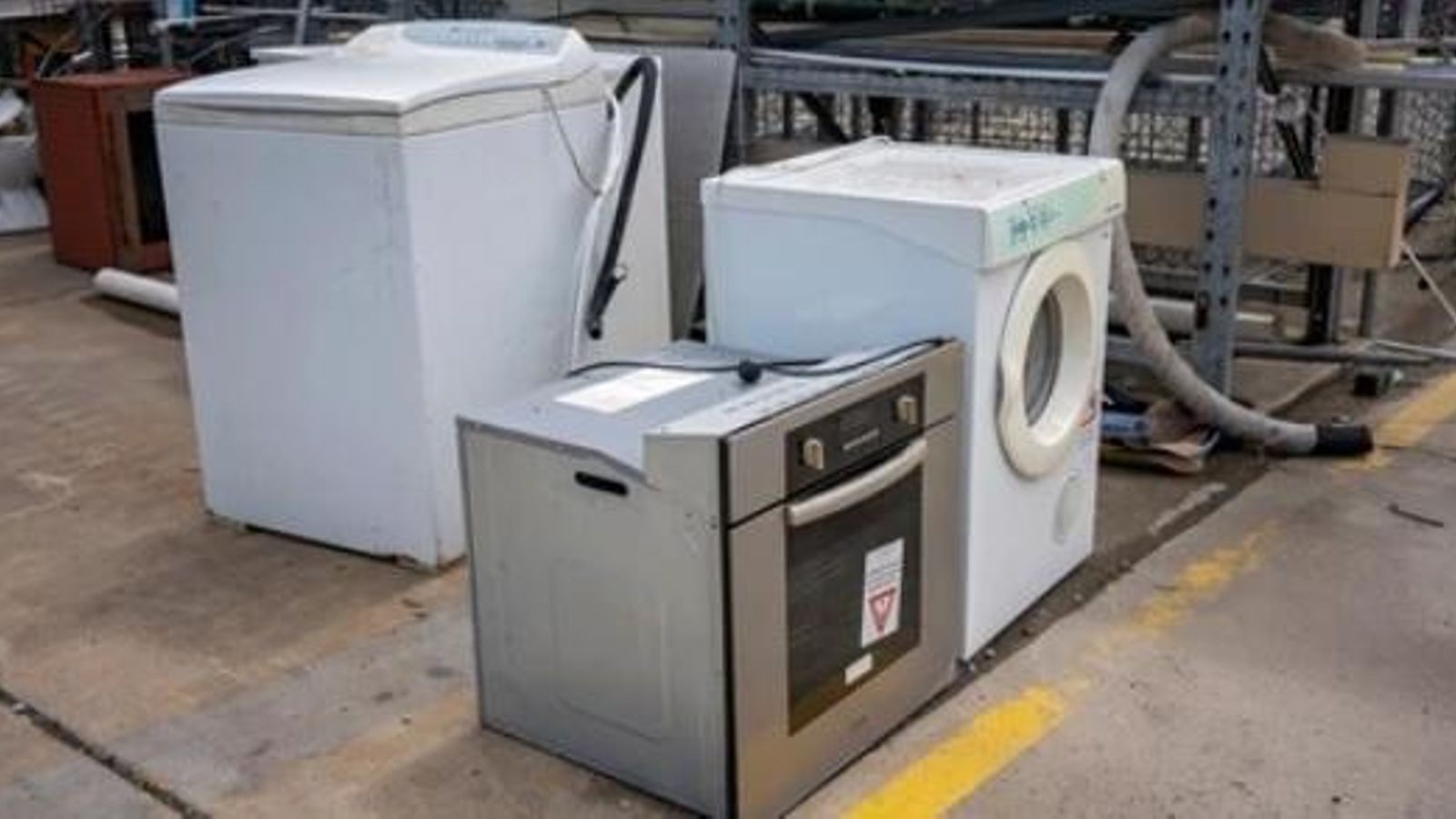 En ocasiones por desconocimiento acaban en los contenedores y lugares equivocados.