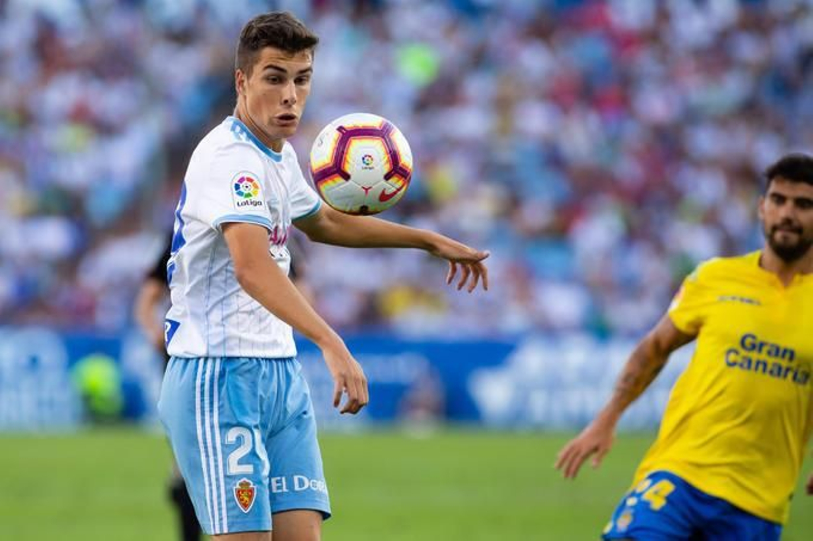 Alberto Soro controla el balón en un partido con el Zaragoza