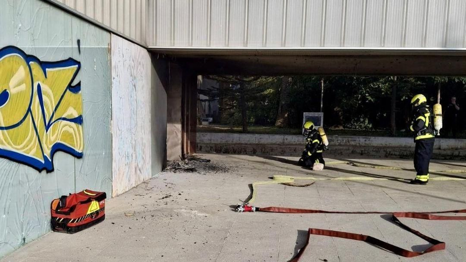 Los bomberos, durante su actuación en la pérgola de Santa Bárbara en el incendio registrado este lunes.