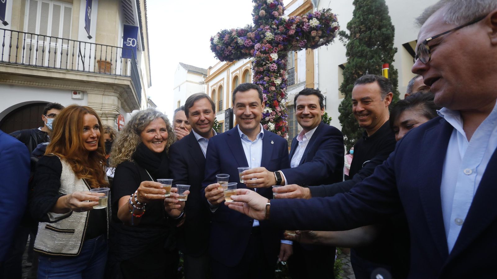 Visita de Juanma Moreno a una de las cruces.
