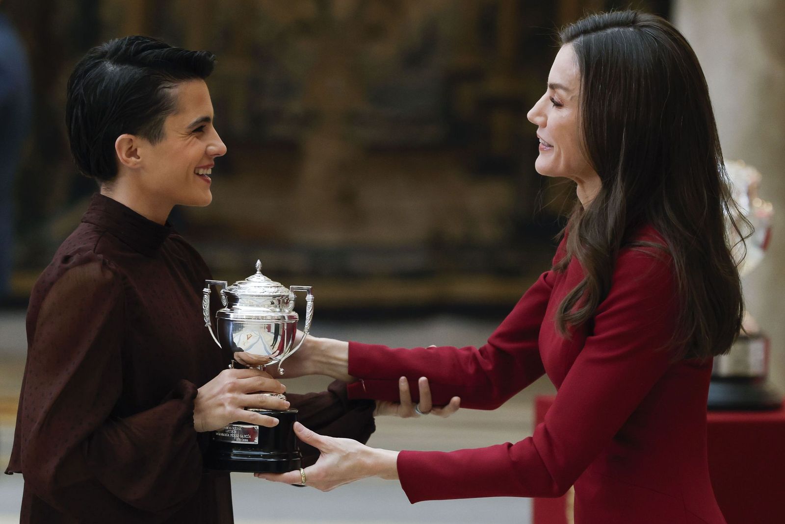 María Pérez, en el momento de recoger este miércoles el premio de manos de la reina