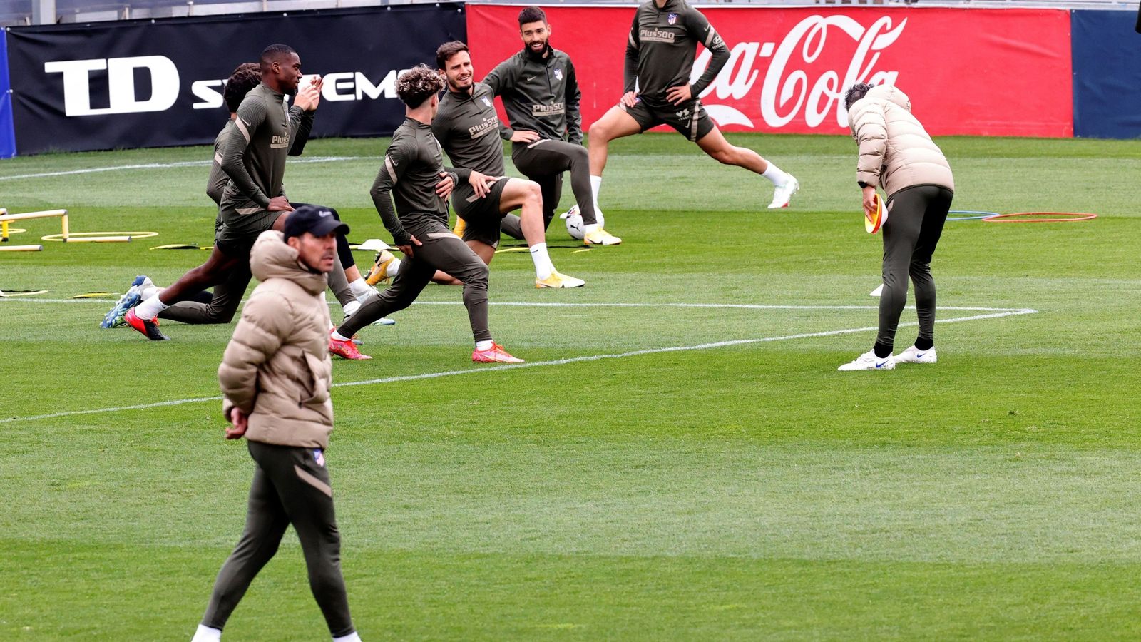 Los jugadores del Atlético se preparan para el duelo ante el Betis.
