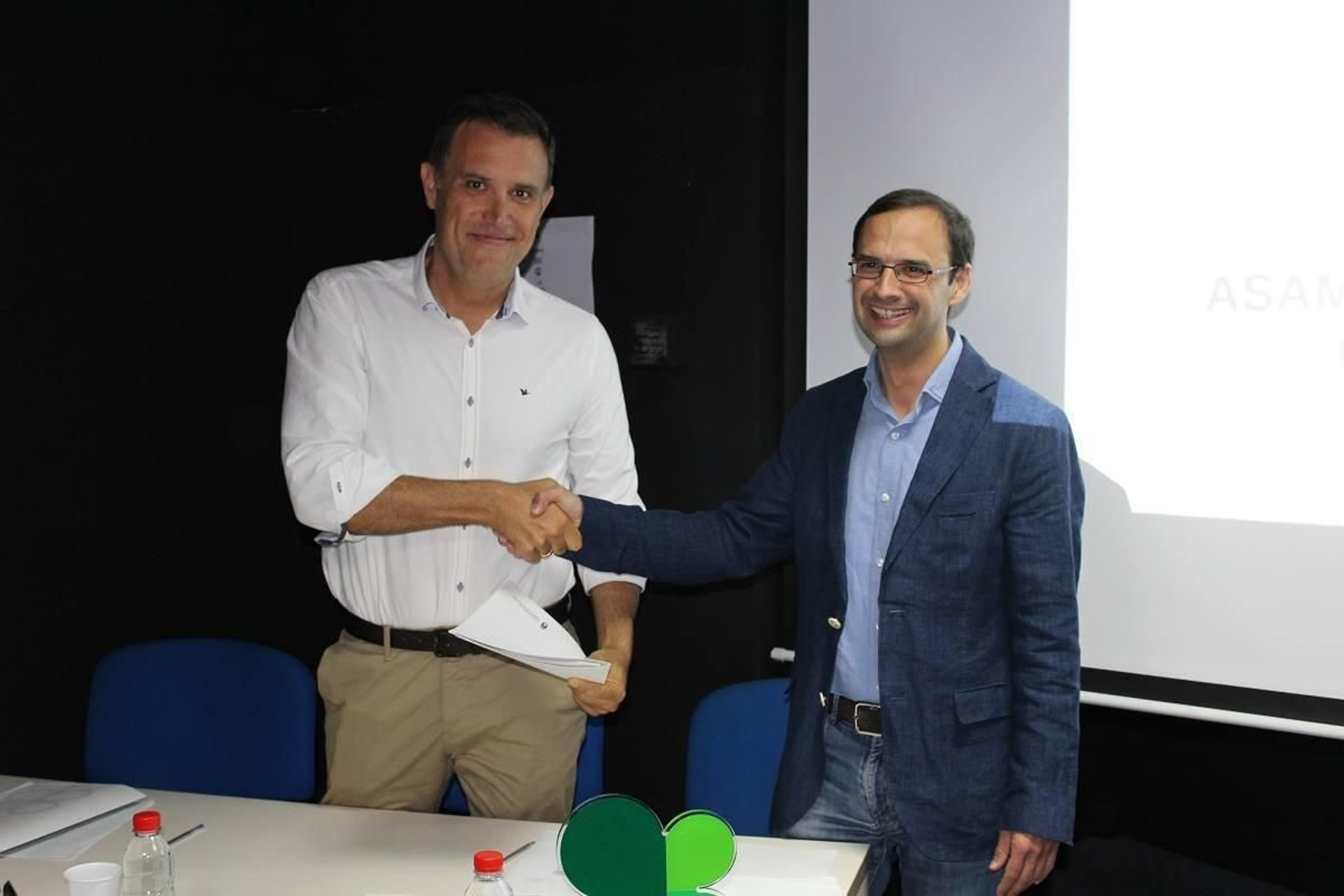 El alcalde, Víctor Mora, y el presidente de Afanas, Antonio Fernández, tras firmar el convenio de cesión del solar. El alcalde, Víctor Mora, y el presidente de Afanas, Antonio Fernández, tras firmar el convenio de cesión del solar.