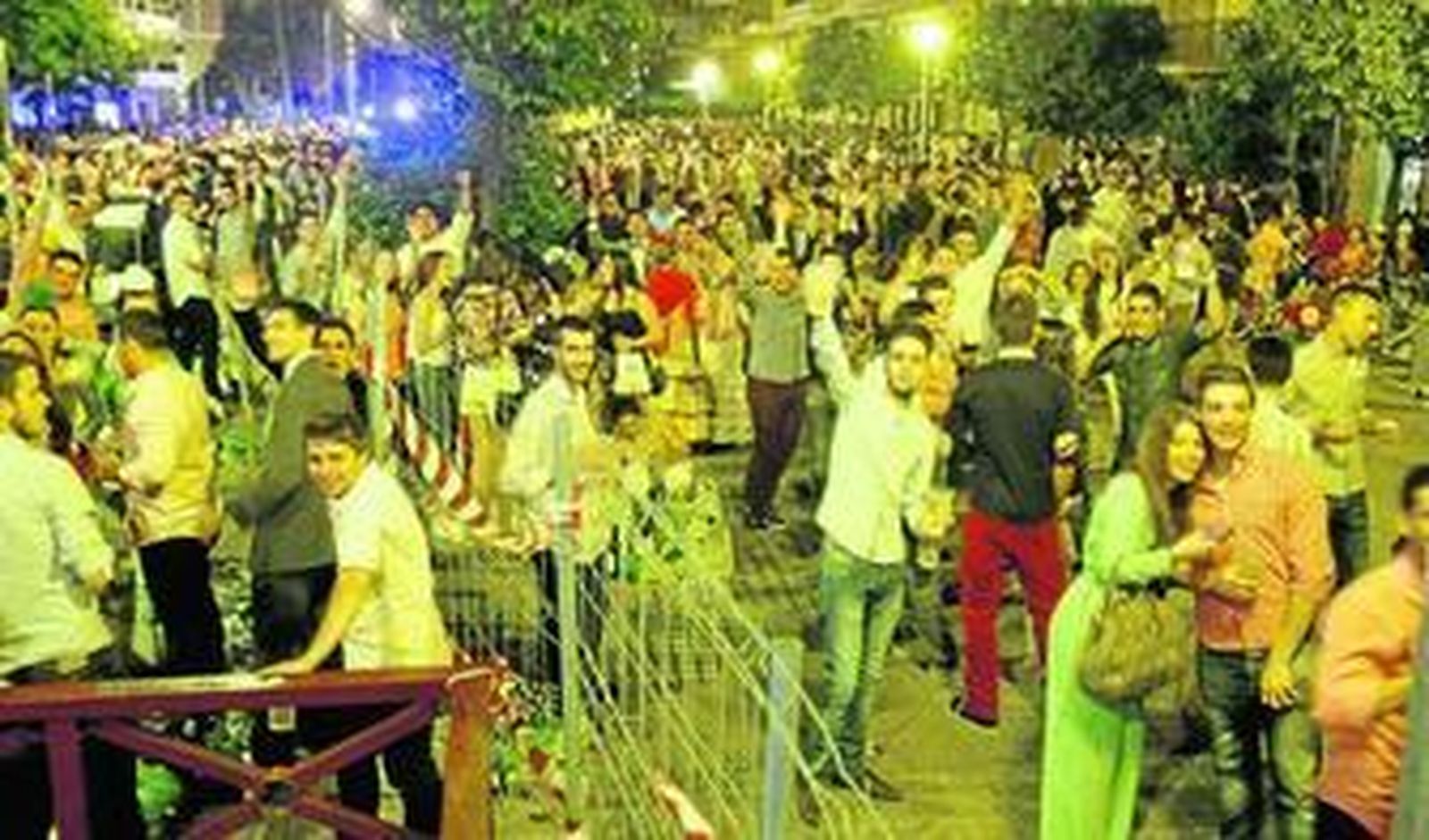 Cientos de jóvenes beben en la calle Virgen de la Antigua, el pasado jueves.