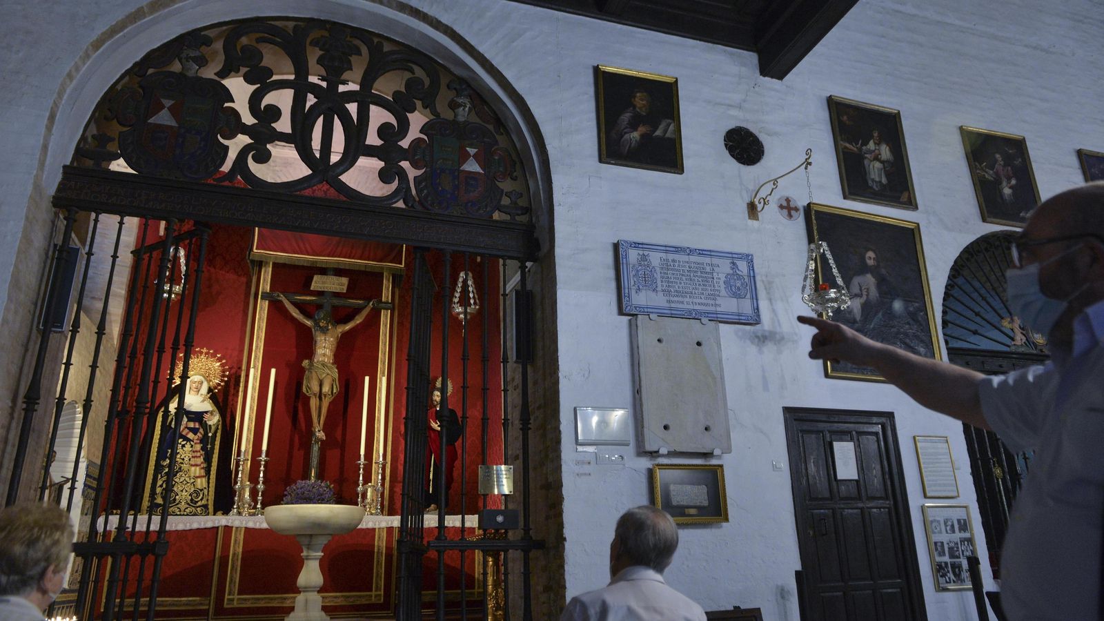 El escudo de los Cervantes en la reja de la capilla.