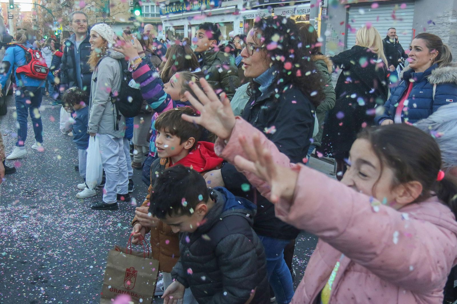Las mejores imágenes de la cabalgata de Papá Noel en Granada
