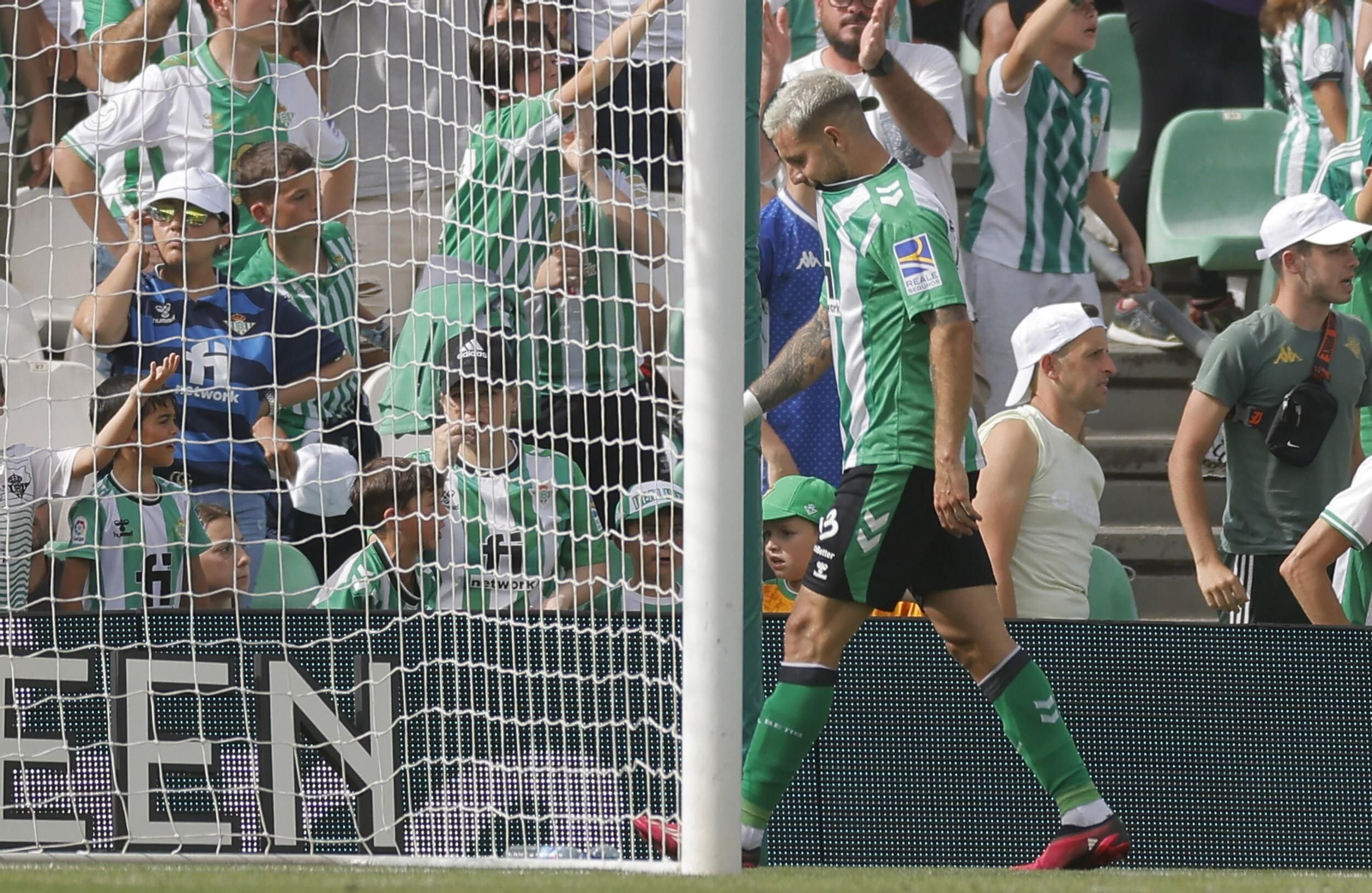 Aitor Ruibal se marcha cabizbajo tras ver la segunda tarjeta roja.